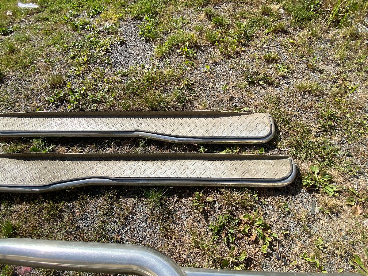 SSANGYONG MUSSO - PŘEDNÍ OCHRANNÝ RÁM A NÁŠLAPY COBRA - 8