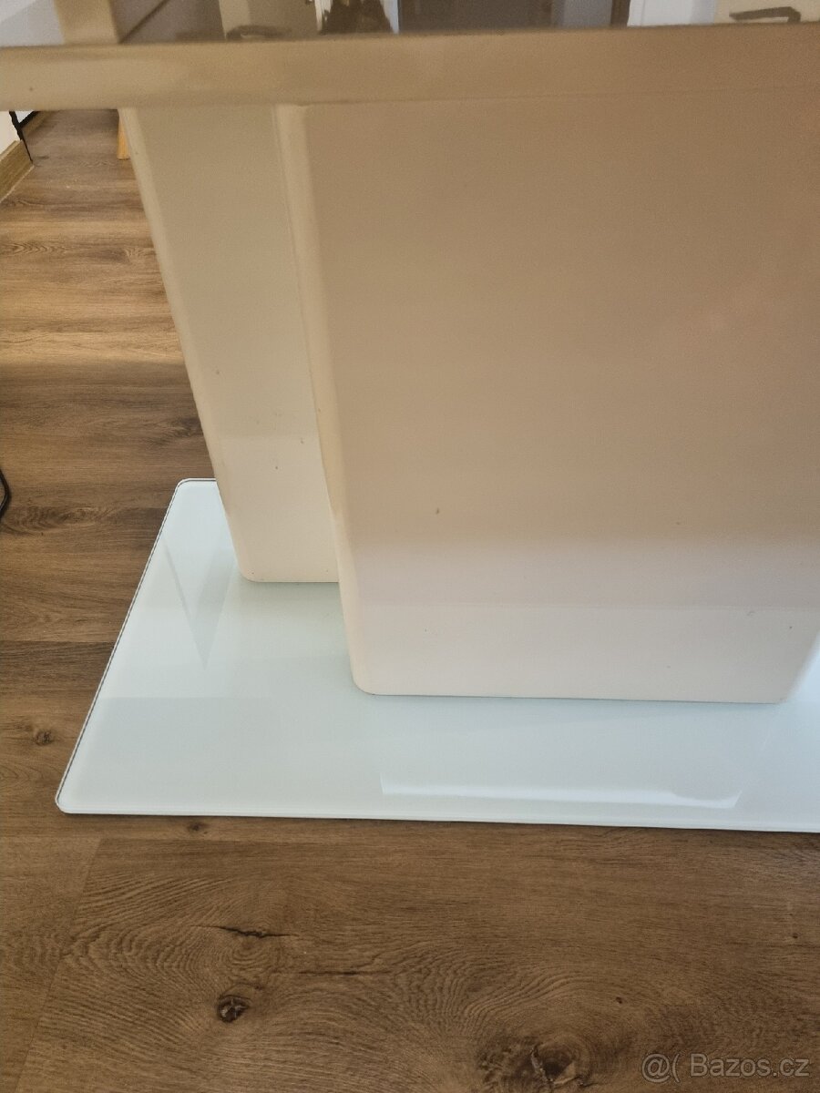 Bílý jídelní stůl - 8