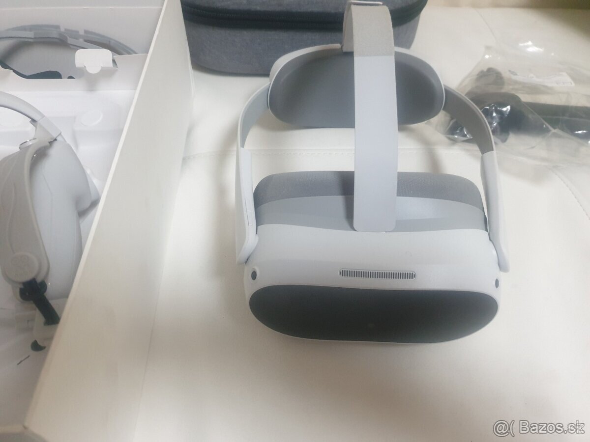 Pico 4 s prislusenstvom a hramy. - 8