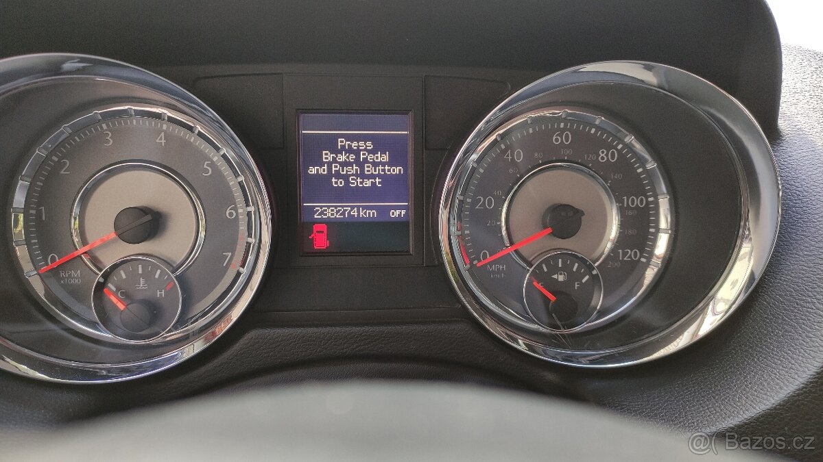 Chrysler Town & Country 3.6 V6 2012, 7 míst, Netflix - 8