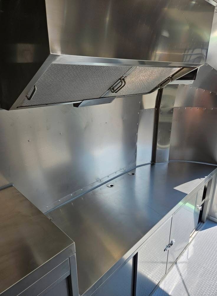 Food truck gastro přívěs v stylu Airstream 350 cm - 8