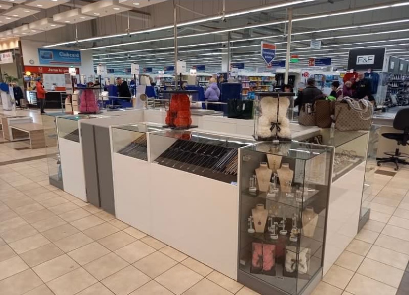 Dřevěný stánek 10 m² – ideální do obchodního centra - 8