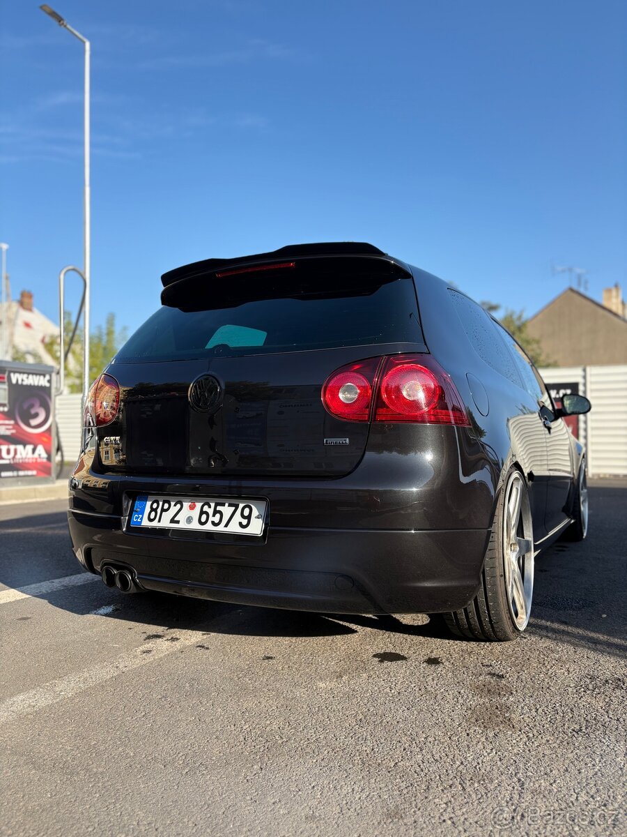 Volkswagen Golf GTI Pirelli - 8