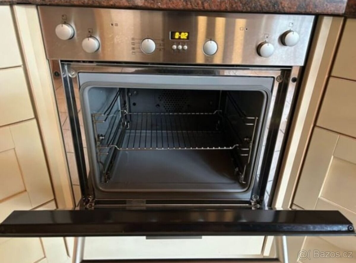 Prostorná venkovská kuchyně s vestavěnými spotřebiči,5594 - 8