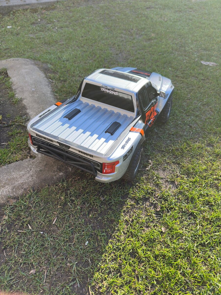 Rc auto Traxxas 1:10 - 8