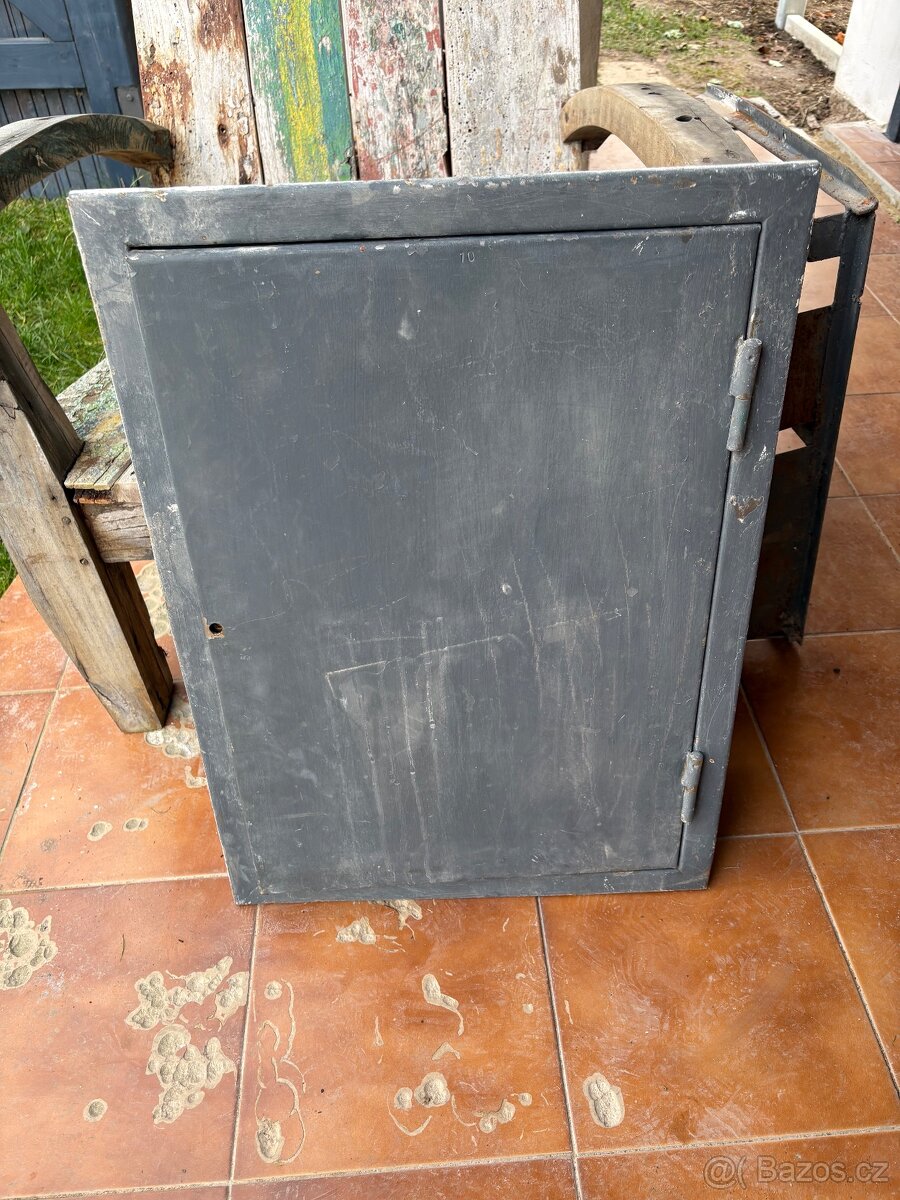 Kovová rozvodnice / rozvaděč / bedna - 8