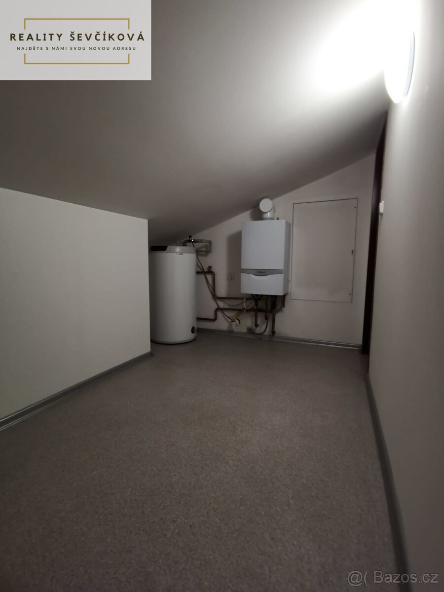 Pronájem komerčního objektu 300 m 2 + 400 m2 zpevněné plochy - 8