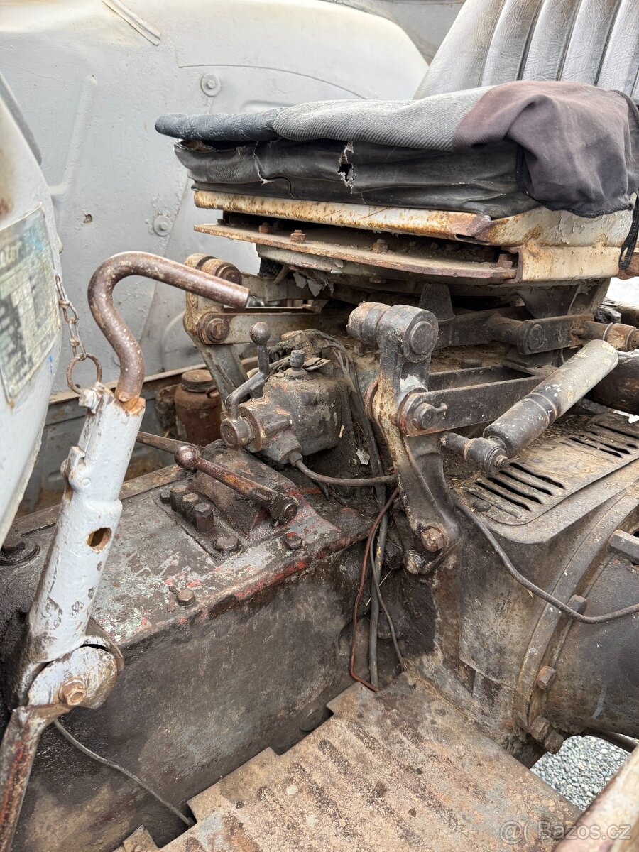 TRAKTOR ZETOR 3511 + PŘÍSLUŠENSTVÍ - 8