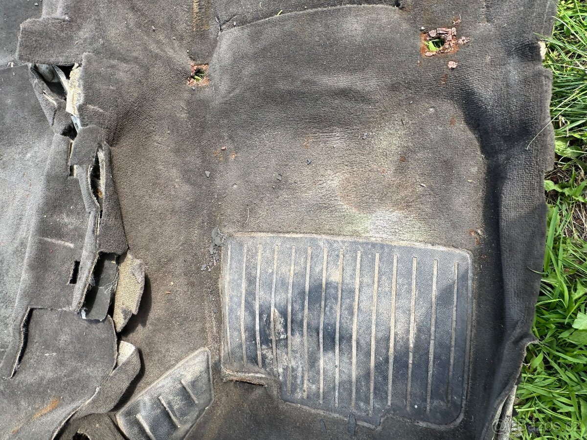 BMW E30 černý koberec 6vál - 8