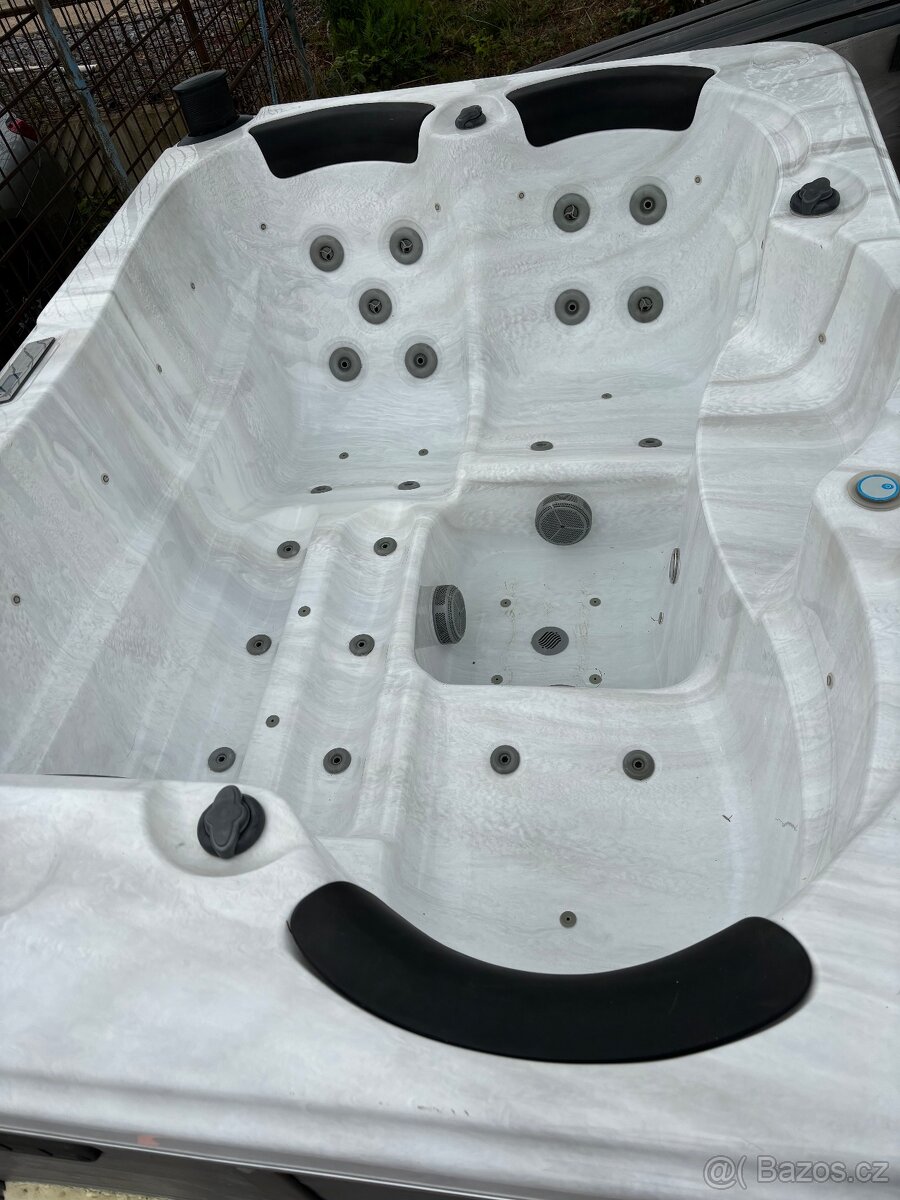 USA vířivka pro 3 osoby..Stereo 2xmasažní motor - 8