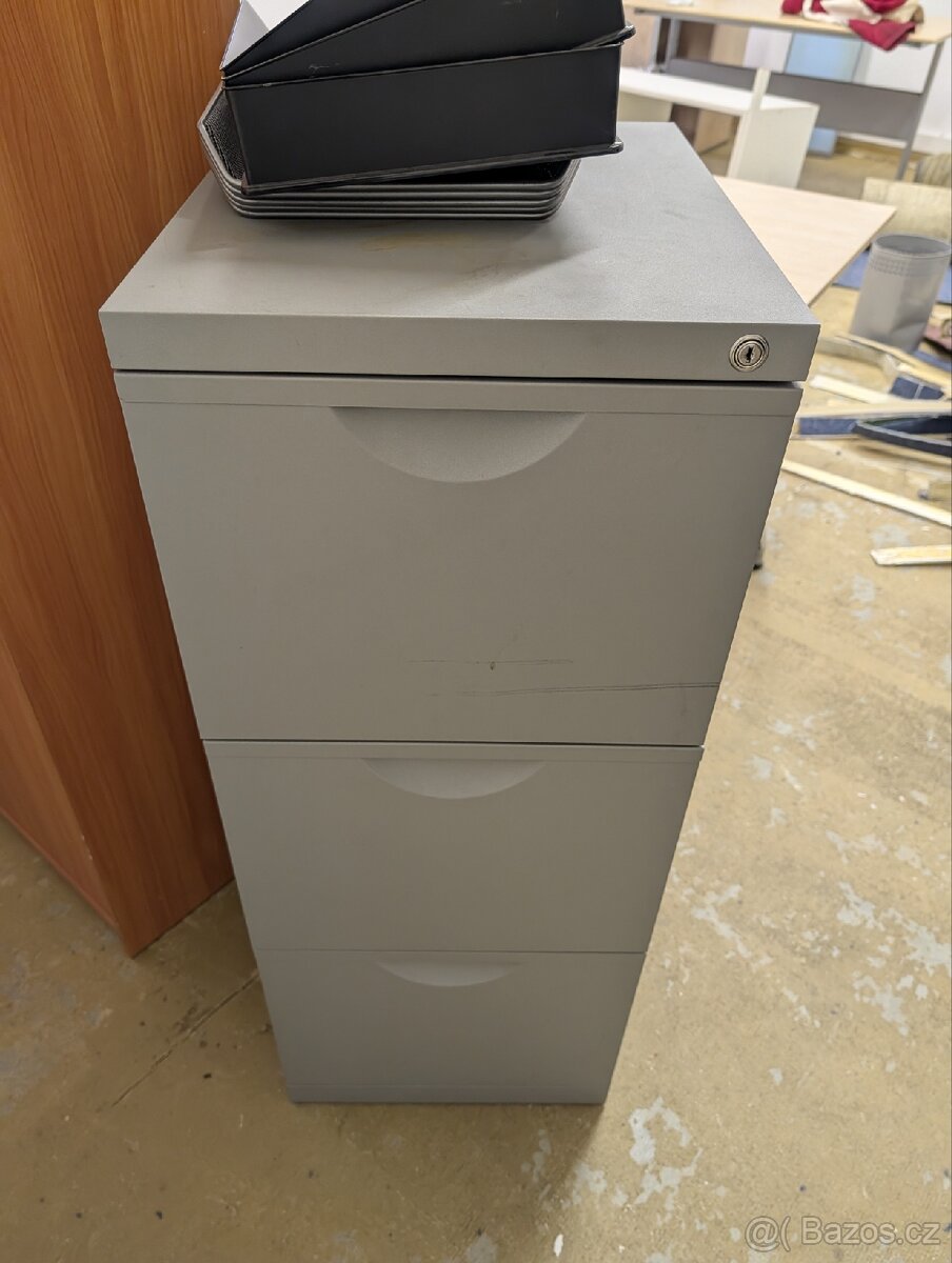 Různý kancelářský nábytek - 8