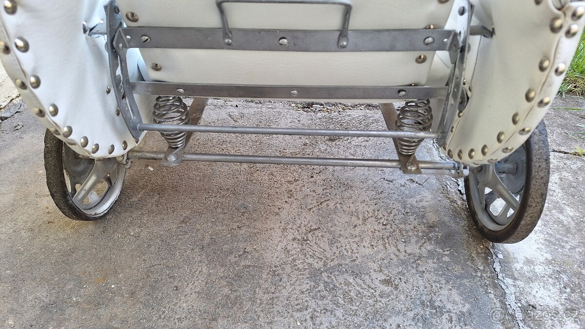 Poválečný kočárek pro miminka - 8