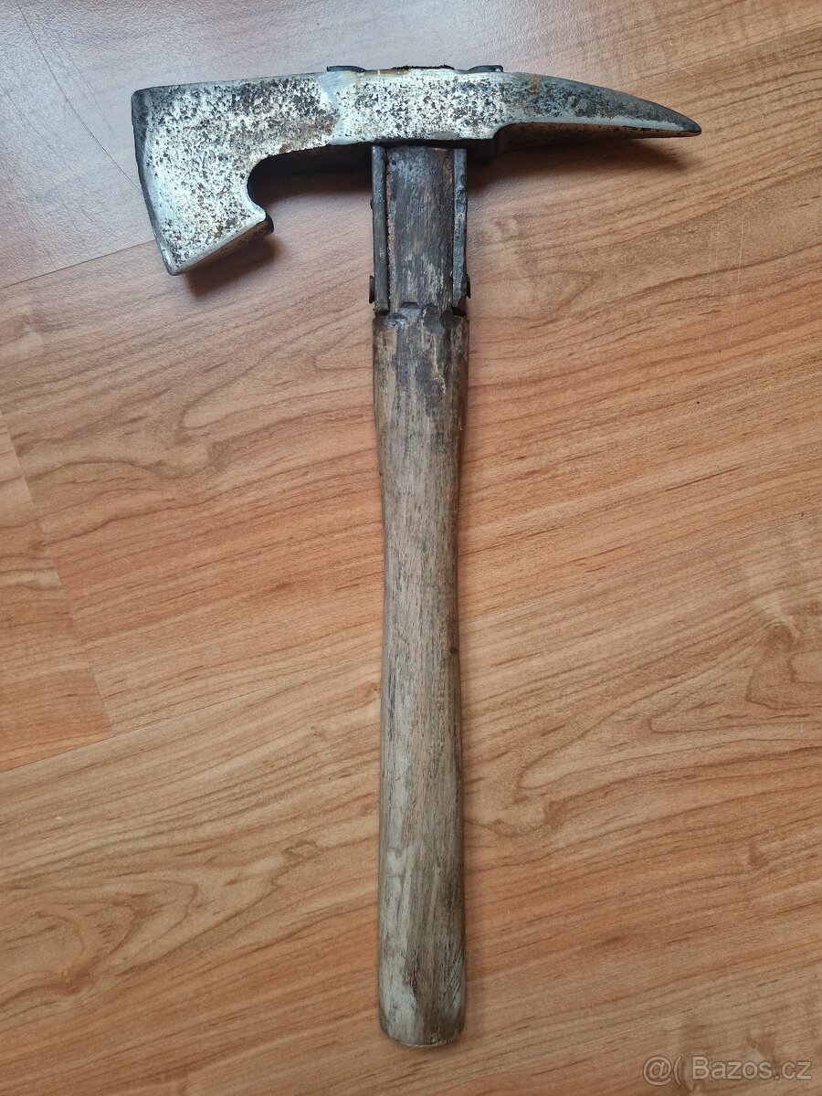 Hasičská helma,přilba s hřebenem a odznaky,čepice,sekerka - 8