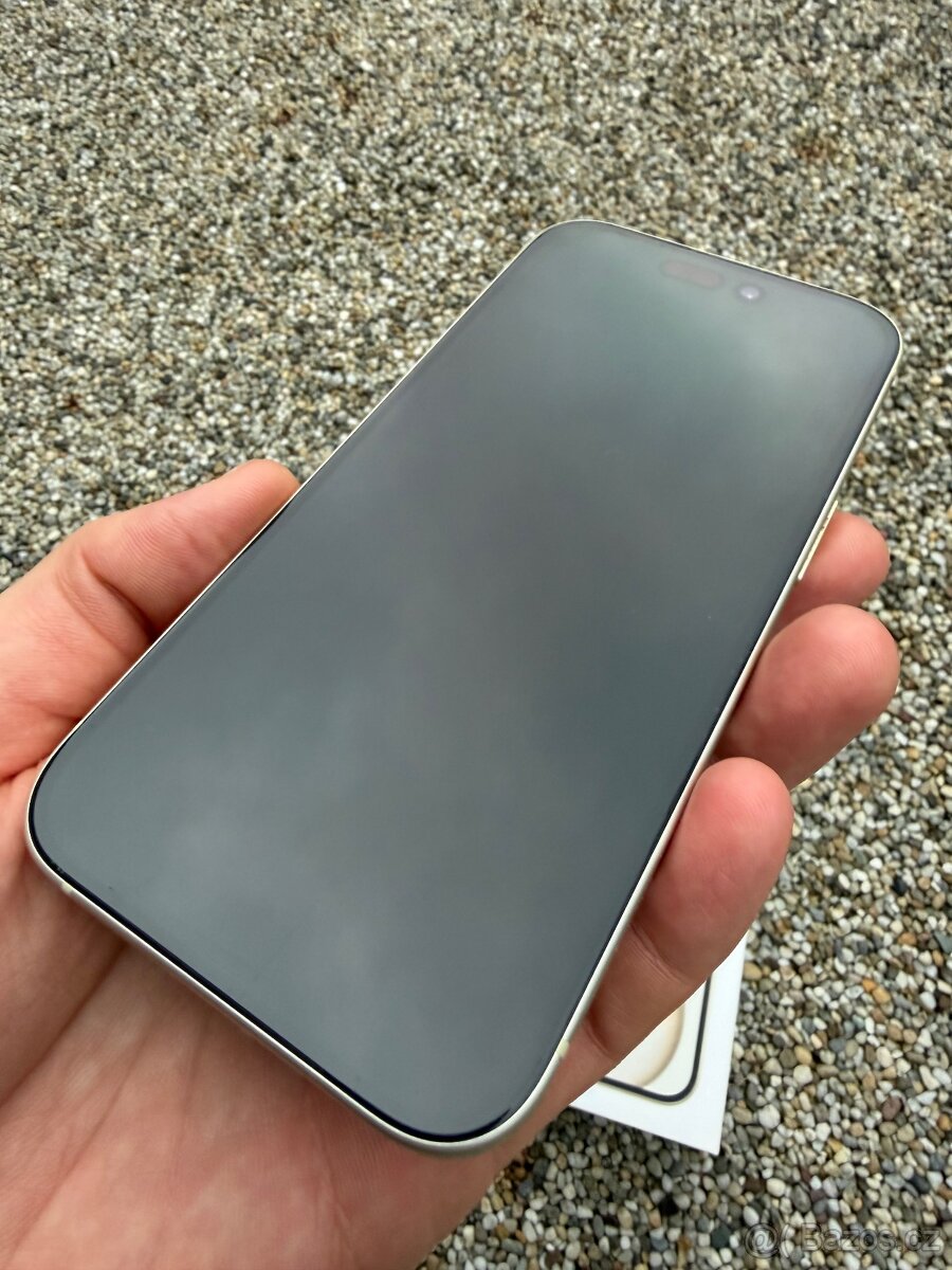 IPhone 15 - baterie 100% - 8