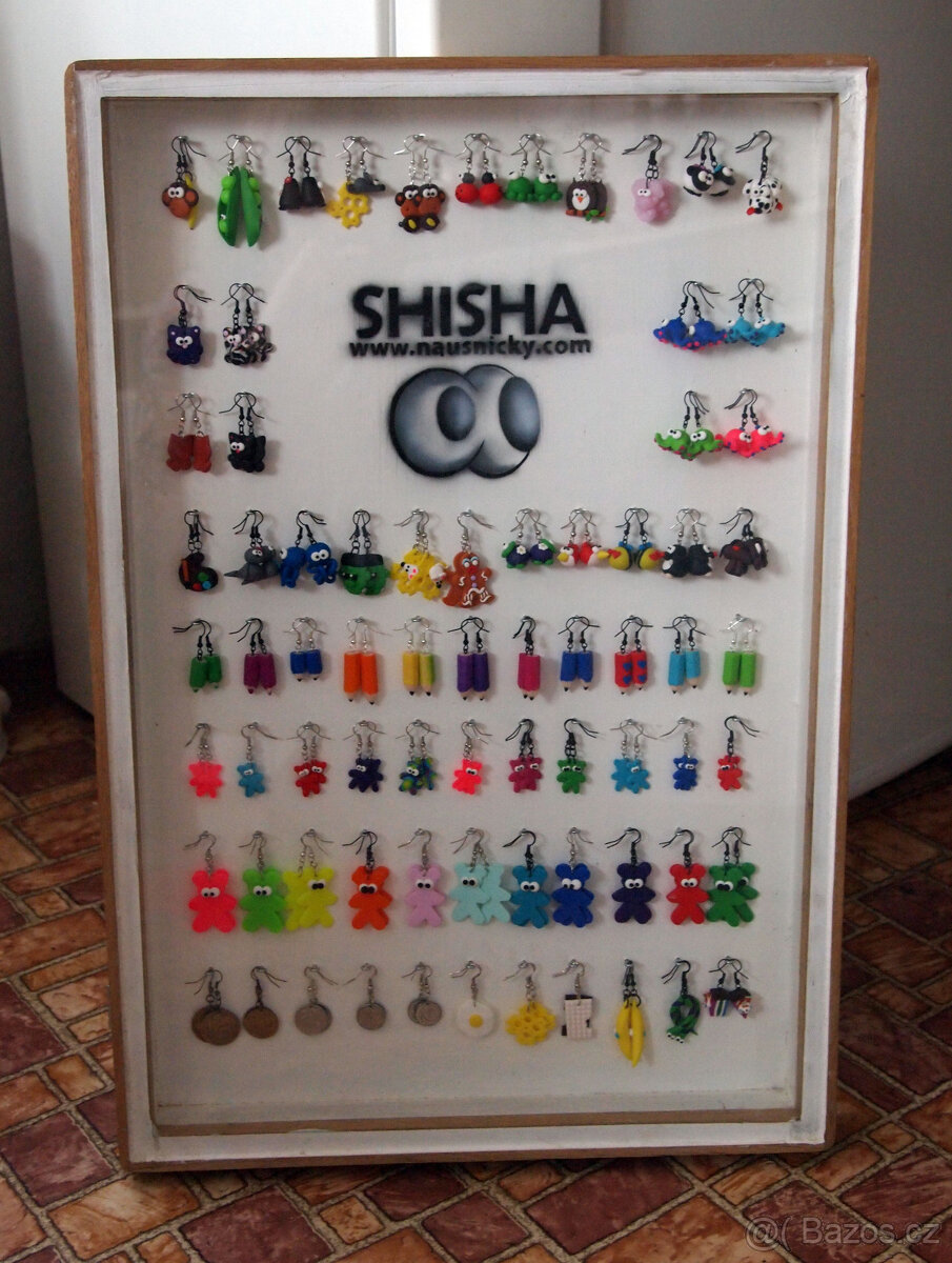 Dřevěné stojany na náušnice a vitríny - 8