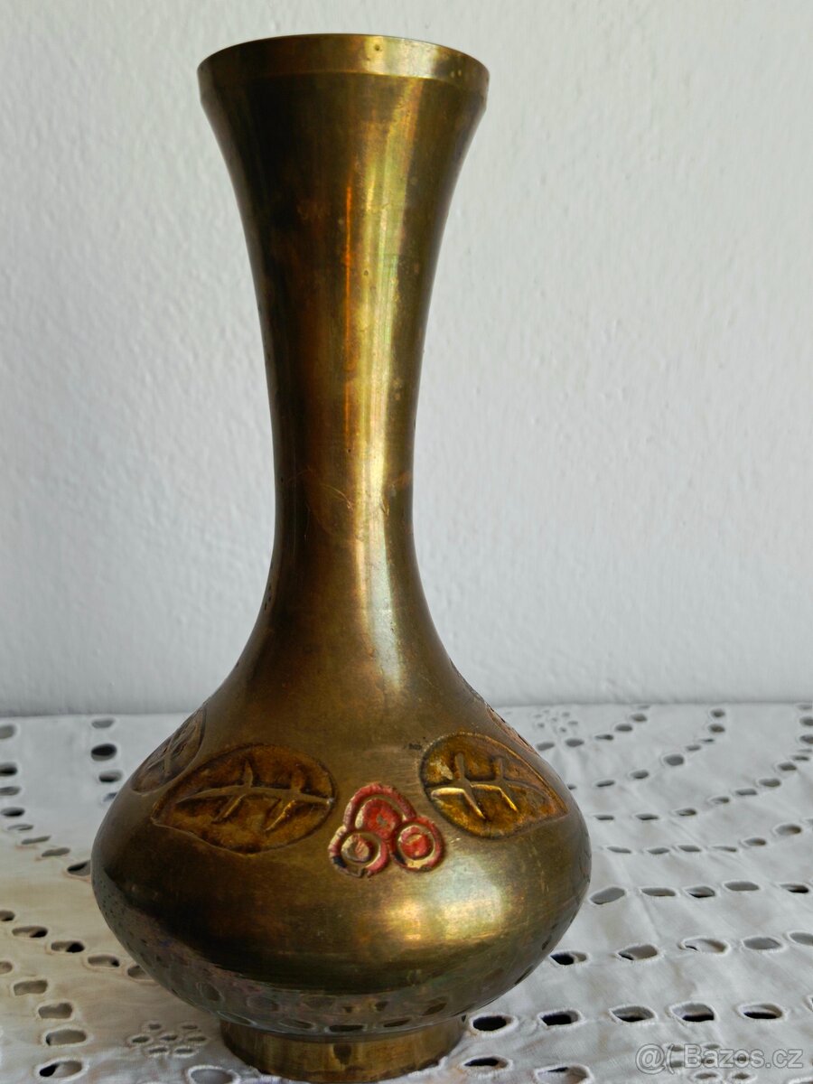 MOSAZNÁ VÁZA S TEPANÝM VZOREM - INDIE - 18 CM - 8