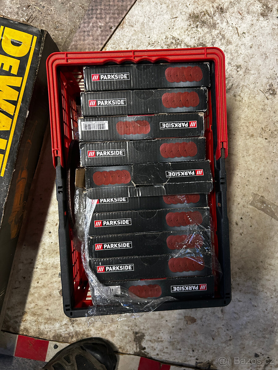 TÉMĚŘ NOVÁ Úhlová bruska 180mm DeWALT DWE4557 - 8