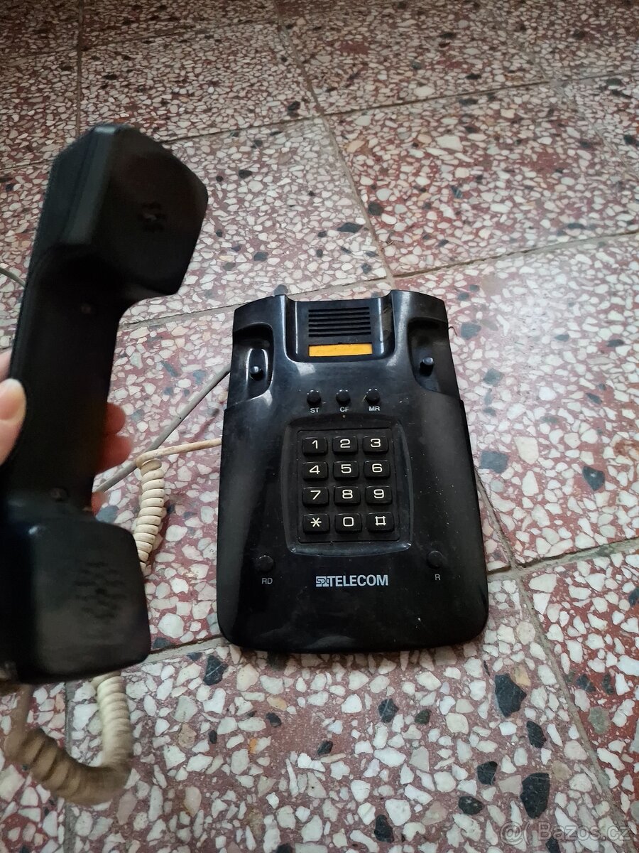 Staré telefony, červený, oranžový, černý - 8