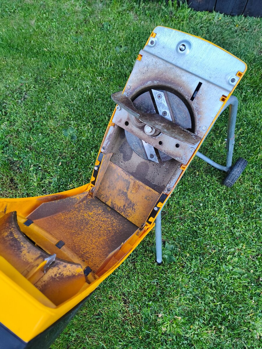 Prodám elektrický Zahradní drtič AL-KO New Tec 1600 R.. - 8