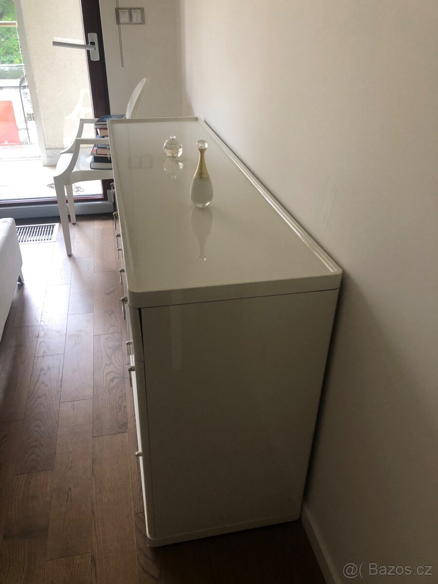 Velká komoda a dva noční stolky na kolečkách - 8