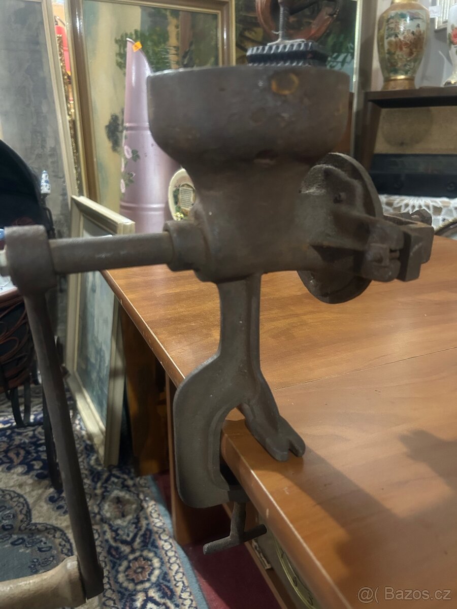 Starý litinový mlýnek na obilí / šrotovník - 8