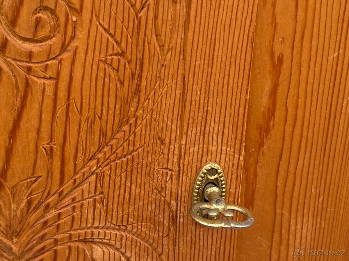 Velká dřevěná zdobená lékárnička masivní dřevo - 8