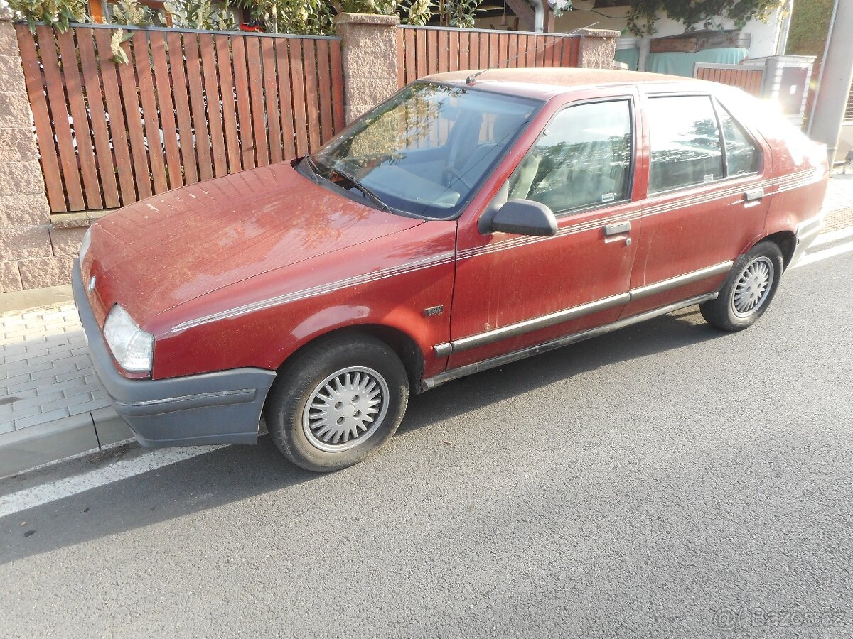 Renault 19 I tmavě červená barva - 8