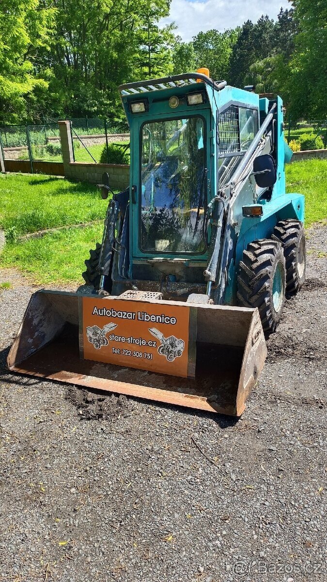 Smykový nakladač Locust 752 - 8