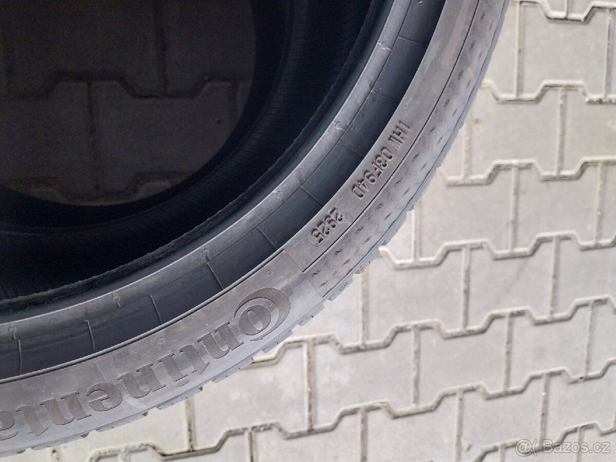 Prodám 2 x pneu Continental 235/40/18 - 8