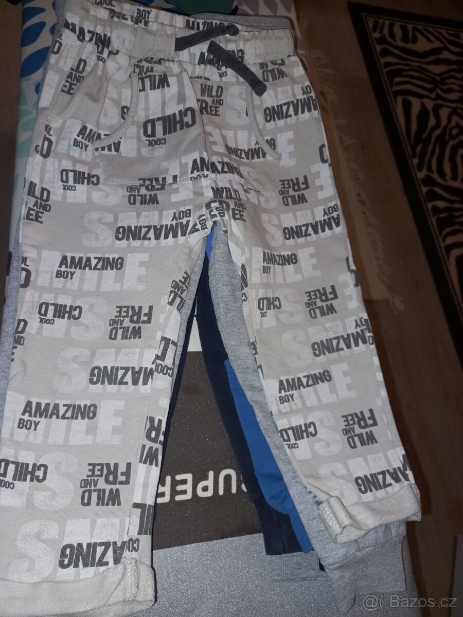 11 kusů hlapecké tepláčky+trička vel.98-104 - 8