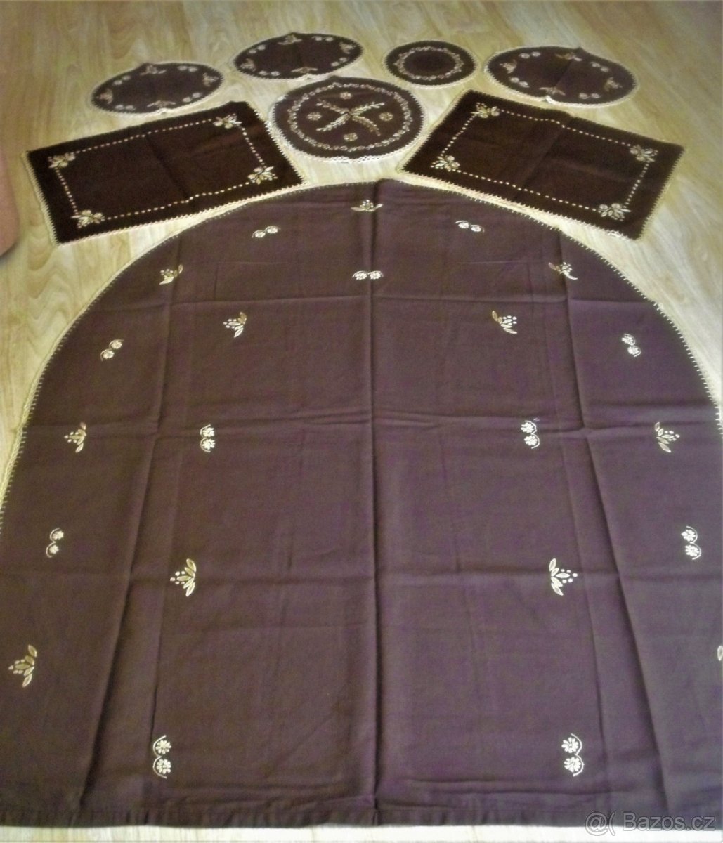 Ručně vyšívaný ubrus + 7 deček. - 8