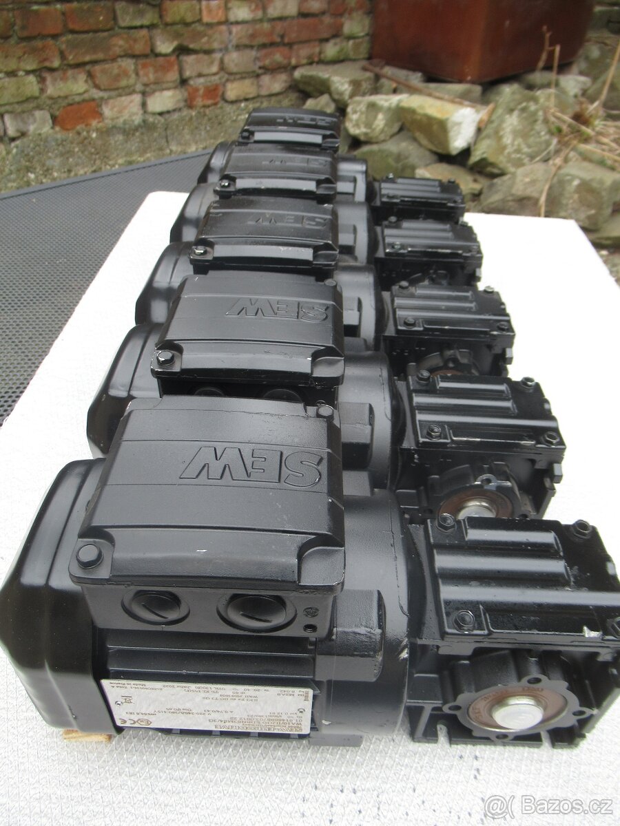 SEW-NOVÁ úhlová elektropřevodovka 400V.0,12kw.otáčky 23min. - 8