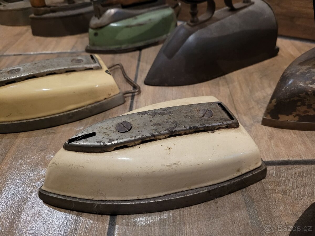 Staré žehličky a dózy - 8