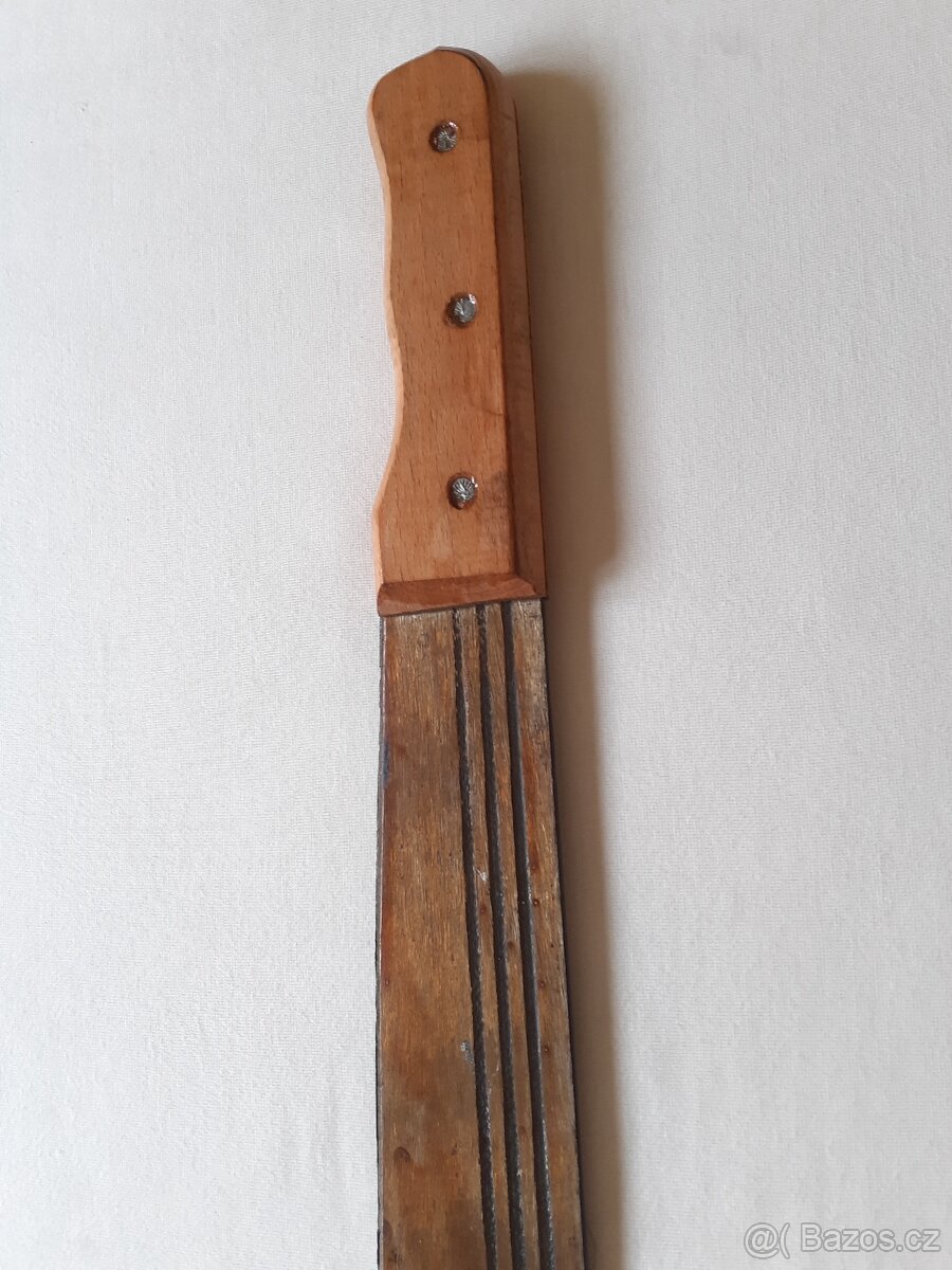 Prodám nikdy nepoužitou mačetu - délka cca 58cm - 8