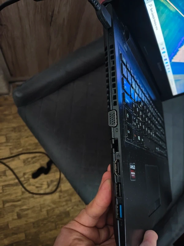 Notebook značky Lenovo - 8
