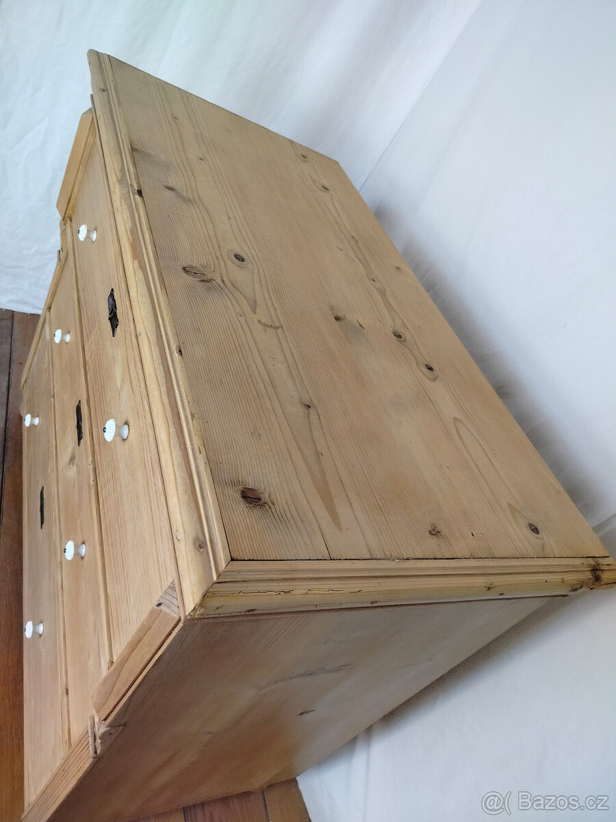 Starožitná šuplíková komoda - 8