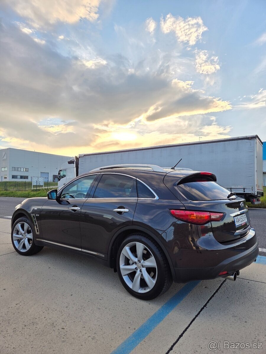 Infiniti QX70 S - 8