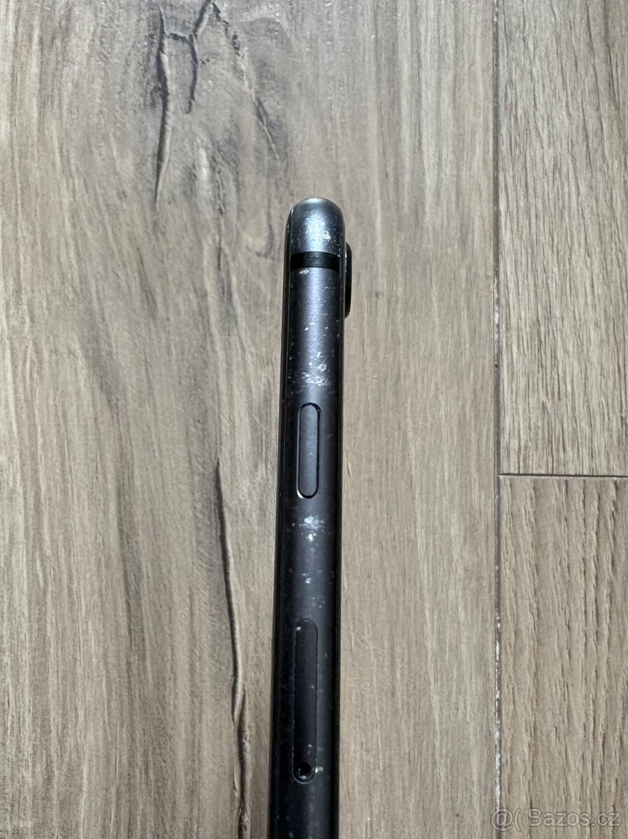 Poškozený iPhone 8 - 8