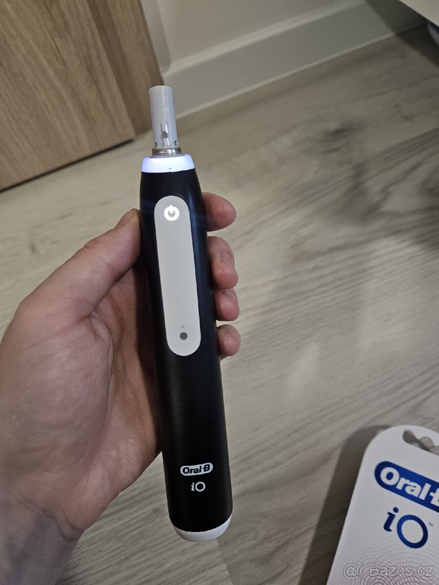 Elektricky kartacek Oral-B iO + nahradni hlavice - 8