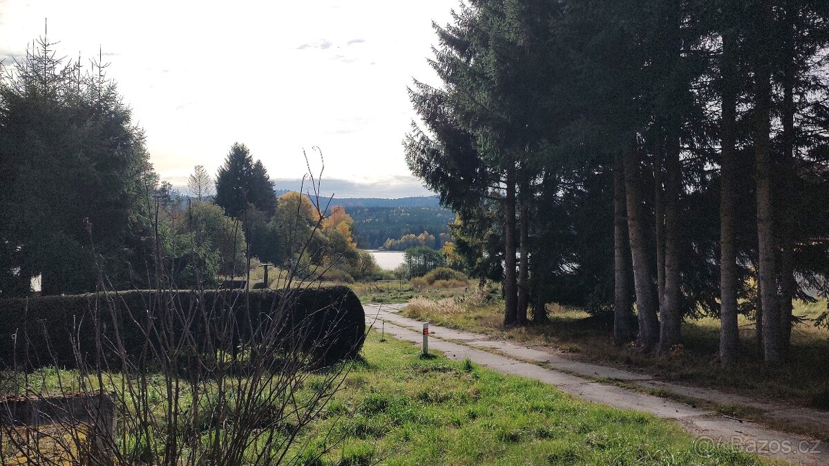 Prodej stavebního pozemku 900 m² s výhledem na jezero - 8