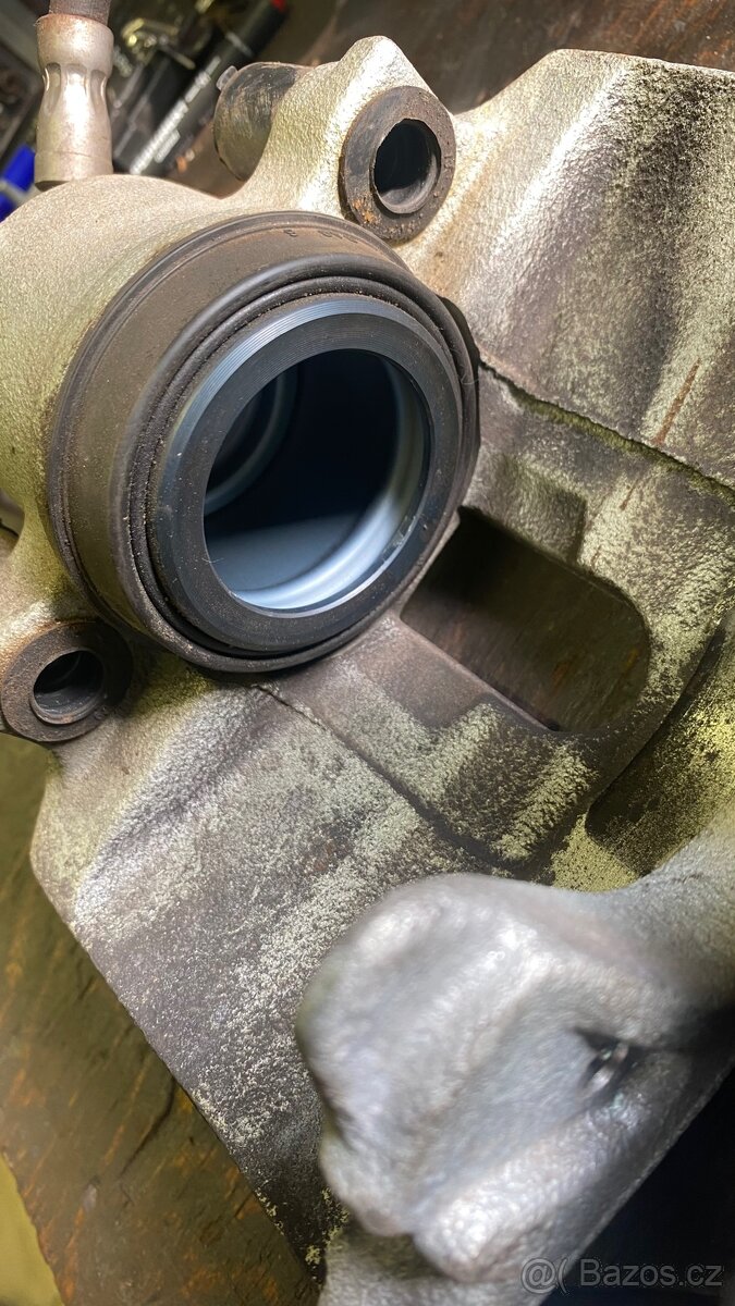 Třmeny golf V octavia 2 ATE + desky přední - 8