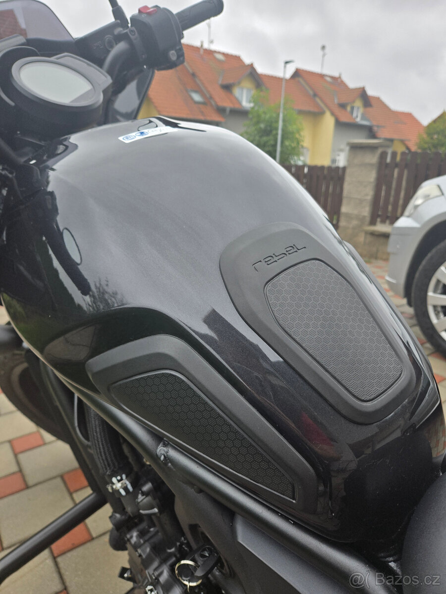 Prodám nově zajetou Hondu Rebel 1100, mraky doplňků - 8