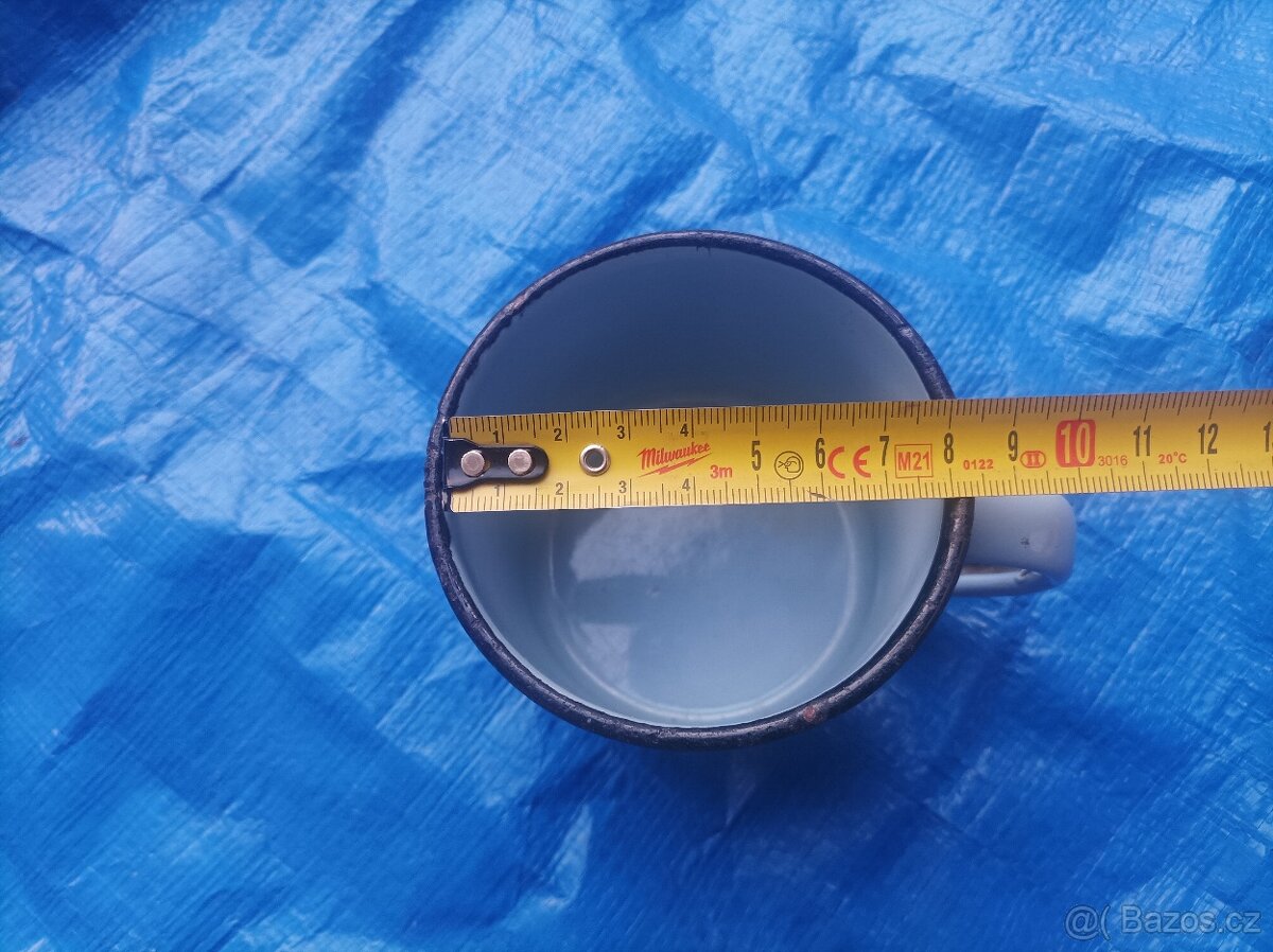 Smaltovaný světle modrý hrnek, průměr 8 cm - 8