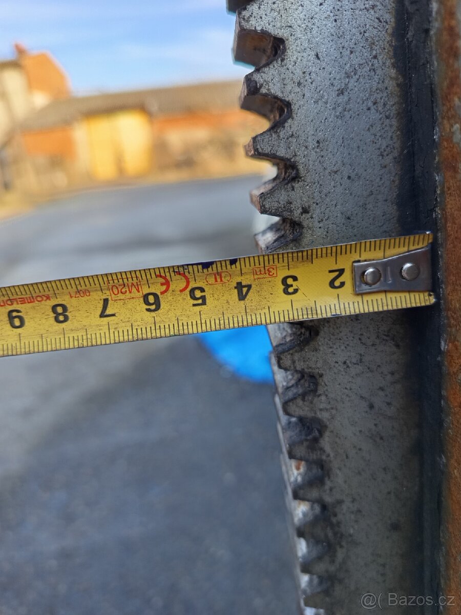 Sloup s ozubeným hřebenem - 8