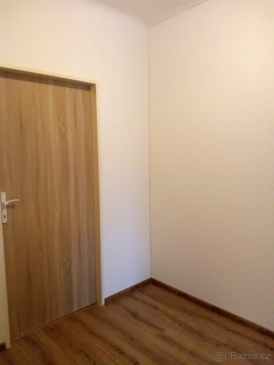 Byt 1+1, Závodu míru Karlovy Vary-Stará Role - 8