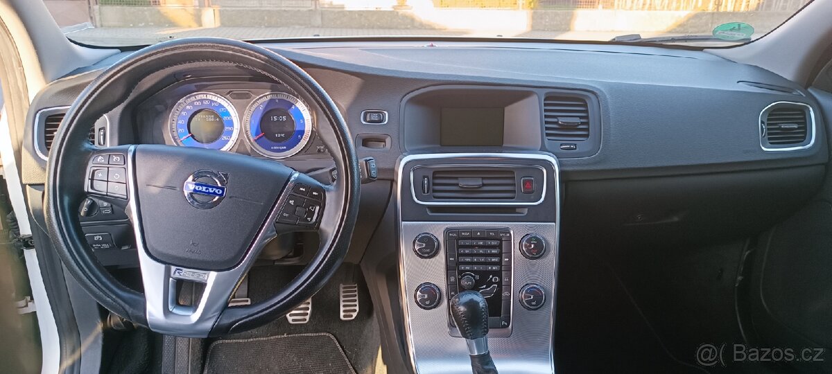Volvo V60 2.0 diesel D3 120kw, 5 válec, r-design, MANUÁL - 8