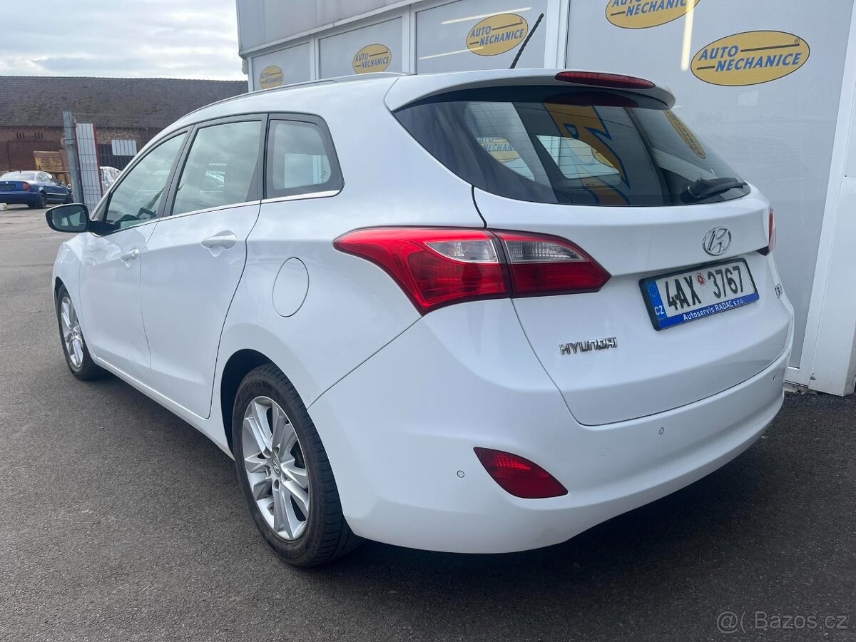 Prodám Hyundai i30 1.6 CRDi Weekend kombi - 8