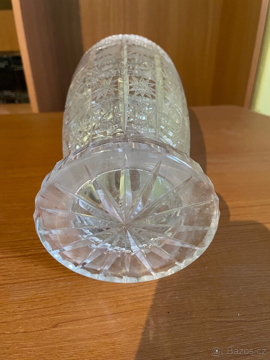 Broušená skleněná váza - 8