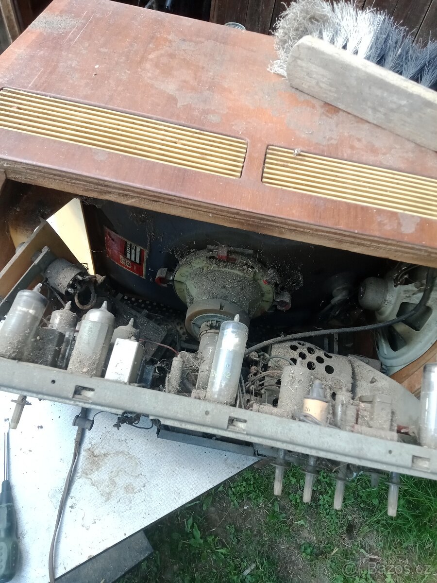 Staré televize, přímotop, tranzistorák. - 8