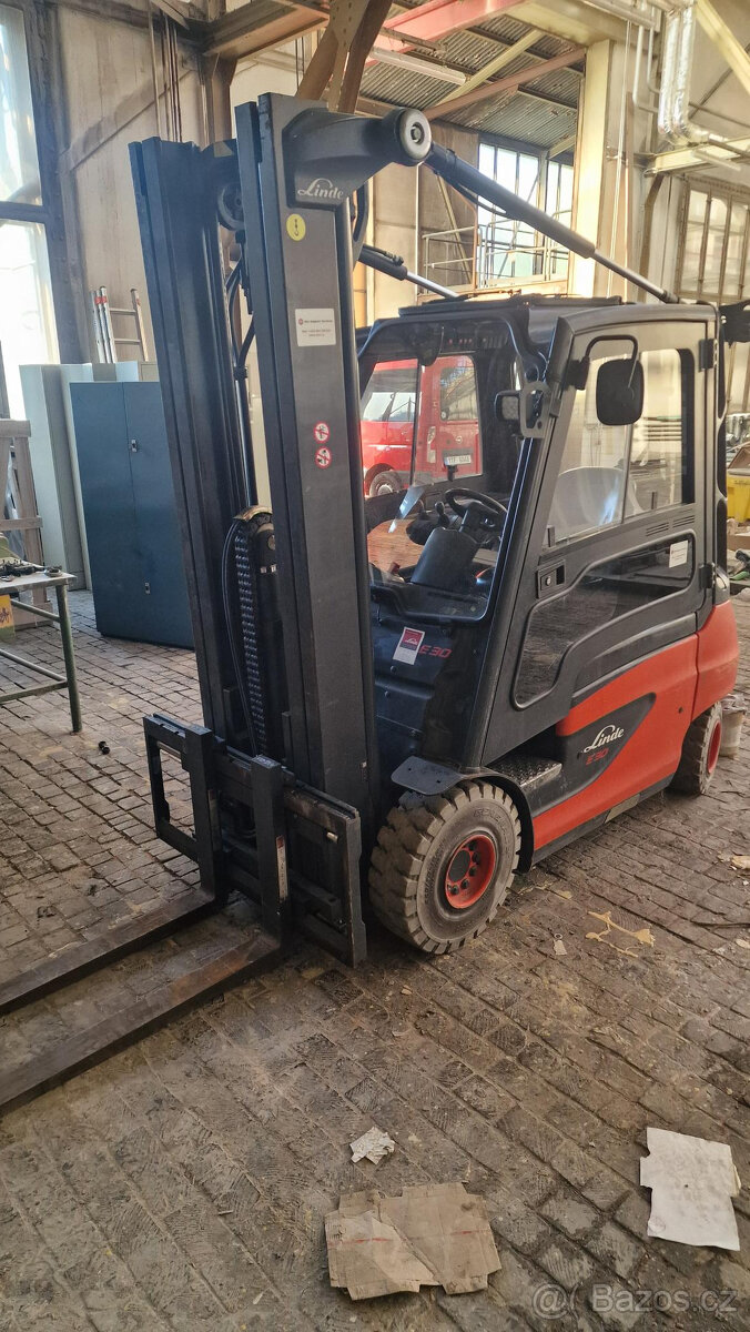 Linde E30, vysokozdvižný vozík VZV - 8